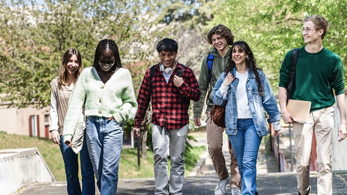 A group of students are walking to the college