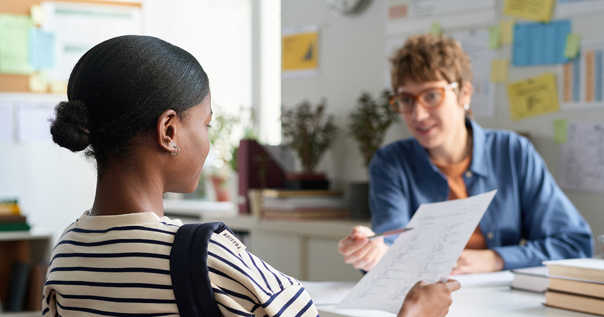 Student is talking with advisor